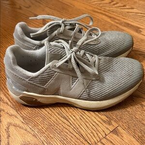New Balance Kids Sneakers in Gray size 4